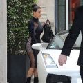 Kim Kardashian en robe moulante et transparente