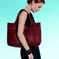 Sac Longchamp en cuir terre cuite porté par Audrey Marnay collection été 2011