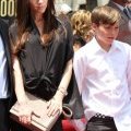 Victoria et Brooklyn Beckham sur Hollywood Boulevard robe noire et pochette beige
