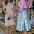 Kate Middleton en robe beige Reiss Shola escarpins et pochette noire lors de sa rencontre avec les Obama