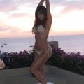 Kim Kardashian pose de bon matin en bikini doré