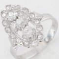 Bague ancienne or blanc corbeille navette 14 diamants rose détails coquillage chez Gemme-les-bijoux.com