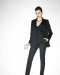 Isabeli Fontana pour Mango dans un ensemble veste et pantalon rayé noir façon working girl