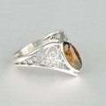 Bague en argent cognac avec ambre montée sur un jonc à motif