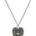 Collier avec un pendentif coeur et dague Topshop printemps été 2011 par Pamela Love