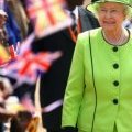 La reine Élisabeth II en vert pomme en Uganda
