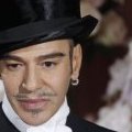 John Galliano en haut de forme évincé de la maison Dior ainsi que de Galliano