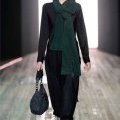 Pantacourt noir et sac à main vert femme Yohji Yamamoto collection automne hiver 2010-2011