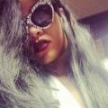 Rihanna adopte les mèches grises