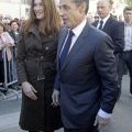 Carla Bruni souriante aux côtés de Nicolas Sarkozy