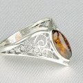 Bague en argent cognac avec ambre montée sur un jonc à motif