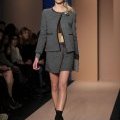 Ensemble tailleur jupe gris bordures cuir collection femme DKNY automne hiver 2010 2011