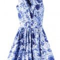 Robe à imprimé fleurs bleues decolleté en V cache coeur et coupe rétro collection H&M été 2011 WaterAid
