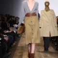 Pull en maille col V jupe taille haute beige et bottes en daim marron collection femme Michael Kors automne hiver 2010 2011