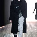 Manteau homme en velours noir Yohji Yamamoto collection automne hiver 2010-2011