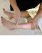 Application de la cire chaude sur les jambes