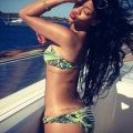 Rihanna prend la pose en bikini sur un yacht