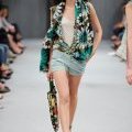 Collection mode femme été 2011 top en coton chemisier sans manches imprimé short court bleu ciel et écharpe imprimée hippie fleurs Benetton
