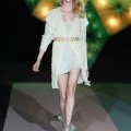 Collection Sita Murt été 2011 gilet long blanc en crochet ceinturé sur mini robe assortie sandales nouées