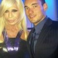 Donatella Versace aux côtés de Wesley Sneijder