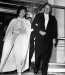 Jackie Kennedy en robe et cape blanche.