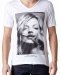 Kate Moss sur un tee-hirt moustachu d’Eleven Paris