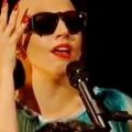 Lady Gaga chauve chantant sa nouvelle chanson 