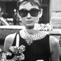 Audrey Hepburn portant les mythiques Wayfarer