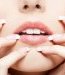 Ongles avec du vernis à ongles transparent