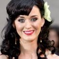 Frange bombée cheveux bouclés Katy Perry