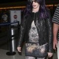 Katy Perry affiche un look gothique à l'aéroport