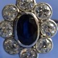 Bague 1920 saphir bleu bordé de diamants en vente chez Bottazzi & Blondeel