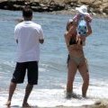 Pink en famille sur la plage de Malibu