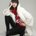 Manteau blanc toucher très doux pull rouge imprimé grand froid et bottines noires lacées à talons Morgan collection automne hiver 2010 2011