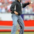 Barack Obama jouant au baseball, look casual