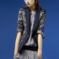 Un pantalon imprimé bleu Zara, tendance printemps-été 2012