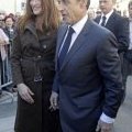 Carla Bruni souriante aux côtés de Nicolas Sarkozy