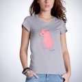 Chien rose sur tee shirt gris chez La Redoute signé Lou Doillon