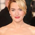 Kate Winslet en robe bustier noire chignon banane et lèvres rouges