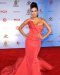 Eva Longoria vitaminé dans une robe rouge écarlate