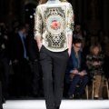 Le pull orné de broderies fastueuses chez Balmain 