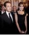 Nicolas Sarkozy en costume rayé accompagné par Carla