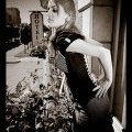 Corset noir et rayures blanches.