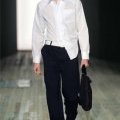 Chemise blanche sac à main homme Yohji Yamamoto collection automne hiver 2010-2011