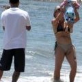 Pink en famille sur la plage de Malibu