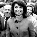 jackie Kennedy en tailleur et pull à col roulé