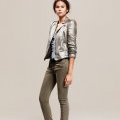 Veste épaulée, pantalon denim gris clair, sandale à lanière, collection IKKS Women printemps-été 2011