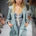 Benetton collection mode été 2011 manteau trench bleu clair vieilli et robe romantique légère dentelle et carreaux bleus