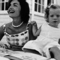 Jackie Kennedy en robe blanche à motif.