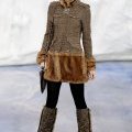 Veste ajustée en tweet et fourrure bottes en tweed assorties mode femme collection automne hiver 2010 2011 Chanel